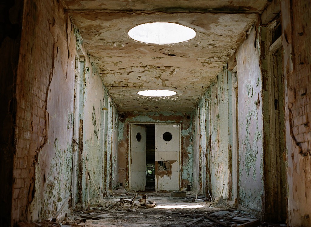 shooting abandoned buildings - dark corridor on portra 400